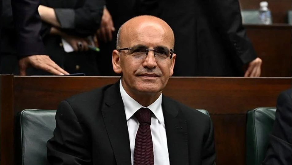 Hazine ve Maliye Bakanı Mehmet Şimşek, kredi büyümesini enflasyon hedefiyle paralel hale getireceklerini açıkladı. Şimşek, kredi kartı, konut kredileri ve taşıt kredilerini hem fiyatlama hem miktar olarak sınırlayacaklarını kaydetti.